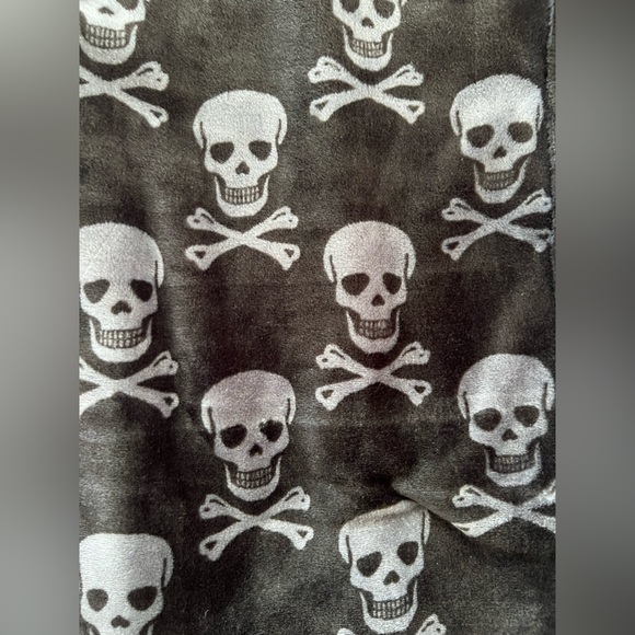 Betsey Johnson Skull Throw - Picture 2 of 3